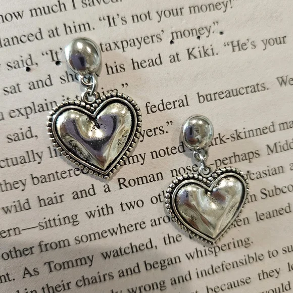 Chic Silver Heart Dangle Earrings - Picture 6 of 6